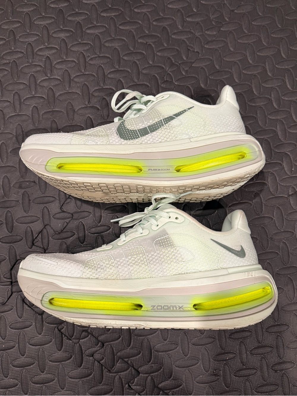 Nike - Vomero Premium, Men’s Size 9 (Light Green) - Picture 4 of 6